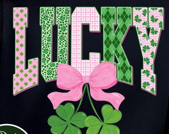 PNG per il giorno di San Patrizio, lettere fortunate rosa e verdi con fiocco e trifoglio, design irlandese preppy, sublimazione dello spirito scolastico, download digitale
