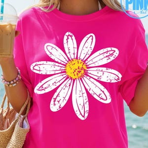 Flor de margarita PNG, diseño de camiseta de playa de verano, linda camiseta con estampado floral, flor retro desgastada, atuendo de vacaciones PNG, rosa brillante de verano