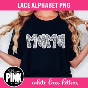 Może przedstawiać: Czarny t-shirt ze słowem "Mama" w białych koronkowych literach. Na g&oacute;rze obrazu znajduje się tekst "Lace Alphabet PNG", a na dole "white lace letters". Koszulka ma okrągły dekolt.