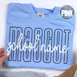 K&ouml;nnte beinhalten: Hellblaues Sweatshirt mit dem Wort "MASCOT" in fetter, schwarzer Blockschrift und den Worten "school name" in wei&szlig;er, kursiver Schrift. Das Sweatshirt hat einen Rundhalsausschnitt und ein "Comfort"-Etikett.