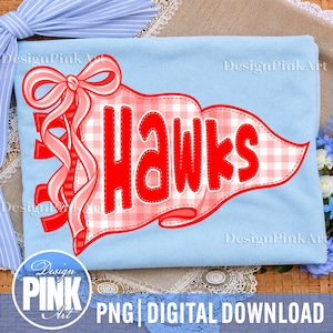 Puede incluir: Una camiseta azul claro con un gráfico de un banderín de cuadros vichy blancos y rosas, un lazo rojo y la palabra HAWKS en letras rojas en negrita. El diseño incluye un contorno rojo y un elemento de cinta decorativa en el lado izquierdo.