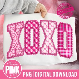 Könnte beinhalten: Auf einer weißen Oberfläche sind die Buchstaben "XOXO" in Rosa dargestellt. Jeder Buchstabe hat ein einzigartiges Muster: Leopardenmuster, Vichy-Karo, Schleifenmuster und Karomuster. Das Design enthält ein rosa Logo mit der Aufschrift "Design Pink Art" und die Worte "PNG | DIGITAL DOWNLOAD".