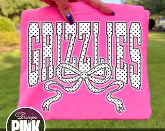 Grizzlies Coquette Bow PNG, Letras de mascota de lunares con contorno de encaje, Diseño rosa de espíritu escolar, Camiseta de mascota del equipo, Descarga por sublimación