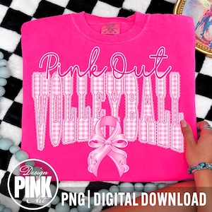 Op de afbeelding: Een felroze t-shirt met de tekst Pink Out VOLLEYBALL in een wit en roze gingham-ruitpatroon. Onder de tekst staat een grote roze bewustwordingslint-afbeelding. Het shirt heeft een ronde hals en een Comfort Colors merklabel in de nek.