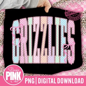Könnte beinhalten: Schwarzes T-Shirt mit dem Wort "GRIZZLIES" in einem farbenfrohen Karomuster. Die Buchstaben sind rosa umrandet und mit rosa Schleifen versehen. Das Design enthält den Text "Design PINK Art" und "PNG DIGITAL DOWNLOAD".