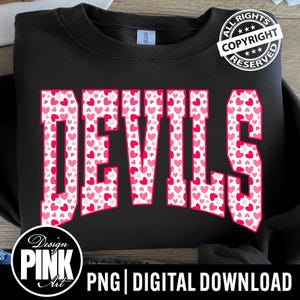 Könnte beinhalten: Schwarzes Sweatshirt mit dem Wort "DEVILS" in großen, rosa Buchstaben, die mit kleinen rosa Herzen gefüllt sind. Das Design enthält einen Copyright-Stempel und den Text "PNG | DIGITAL DOWNLOAD".