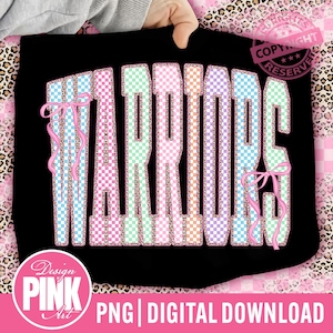 Puede incluir: Camiseta negra con la palabra "WARRIORS" en un diseño a cuadros colorido. Las letras son de colores pastel con un estampado de leopardo. Lazos rosas adornan los lados izquierdo y derecho de la palabra. La parte inferior de la camiseta tiene el texto "PNG | DIGITAL DOWNLOAD".