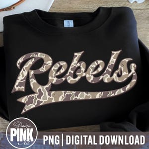Op de afbeelding: Zwart sweatshirt met het woord "Rebels" in een camouflagepatroon op de voorkant. Het ontwerp heeft een vintage uitstraling. De onderkant van de afbeelding bevat de tekst "PNG | DIGITAL DOWNLOAD" en een logo.