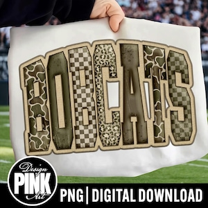 Op de afbeelding: Witte stof met het woord "BOBCATS" in een lettertype in collegestijl. De letters hebben een textuurontwerp met camouflage-, luipaard- en dambordpatronen. De afbeelding bevat ook de tekst "PNG | DIGITAL DOWNLOAD".