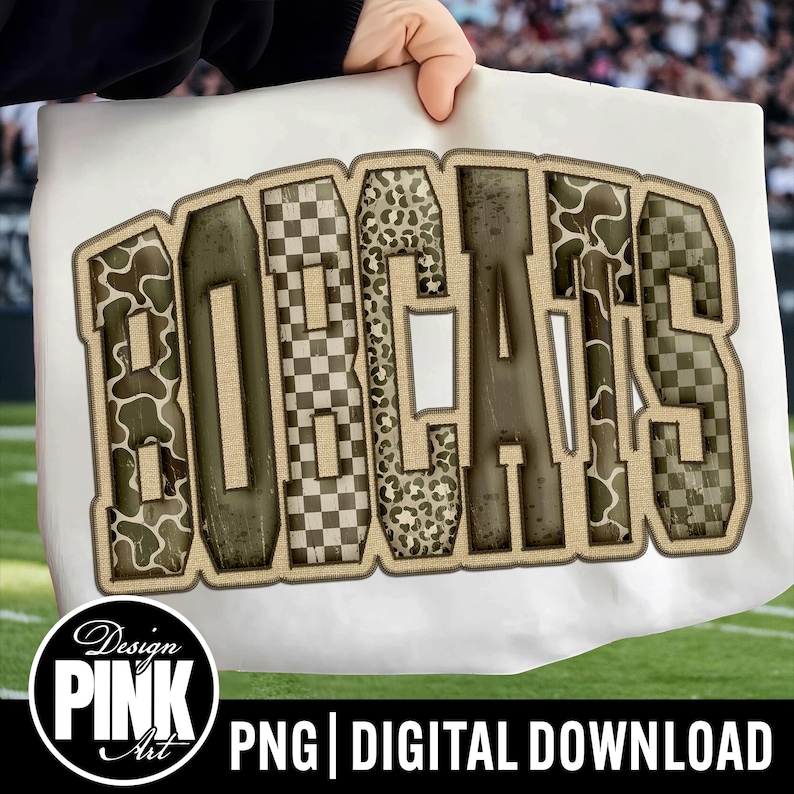 Op de afbeelding: Witte stof met het woord "BOBCATS" in een lettertype in collegestijl. De letters hebben een textuurontwerp met camouflage-, luipaard- en dambordpatronen. De afbeelding bevat ook de tekst "PNG | DIGITAL DOWNLOAD".