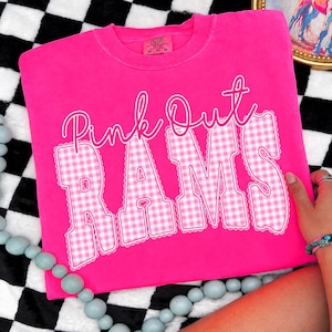 Pink Out Rams PNG, Roze geruite Rams-ontwerp, Borstkankerbewustzijnsstrik PNG, Roze lint teamgeest ontwerp