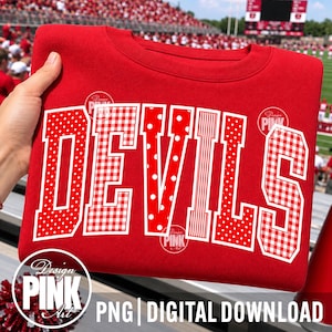 Puede incluir: Una sudadera roja de cuello redondo con la palabra DEVILS en letras grandes de estilo bloque. Cada letra muestra un patrón blanco único, incluyendo lunares, cuadros vichy y rayas verticales, todo delineado con un borde blanco llamativo.