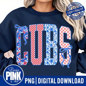 Peut inclure: Sweat-shirt bleu marine avec les lettres "CUBS" dans un design d&eacute;coratif. Les lettres pr&eacute;sentent des motifs floraux, &agrave; carreaux et &agrave; rubans en rouge, blanc et bleu. Le design comprend le texte "PNG | DIGITAL DOWNLOAD" et un logo "Design Pink Art".