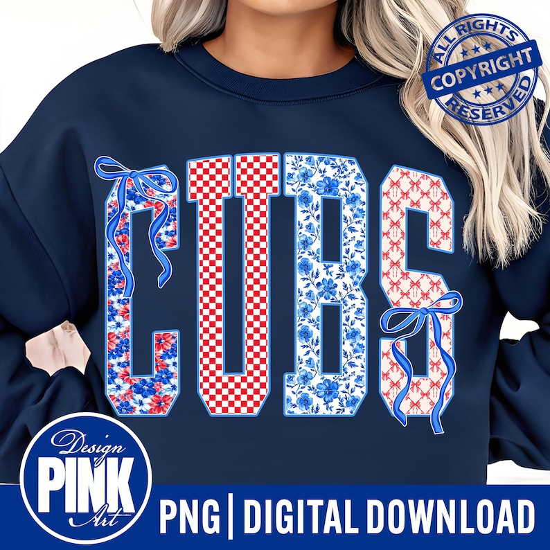 Peut inclure: Sweat-shirt bleu marine avec les lettres "CUBS" dans un design d&eacute;coratif. Les lettres pr&eacute;sentent des motifs floraux, &agrave; carreaux et &agrave; rubans en rouge, blanc et bleu. Le design comprend le texte "PNG | DIGITAL DOWNLOAD" et un logo "Design Pink Art".