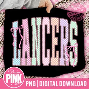 Könnte beinhalten: Schwarzes T-Shirt mit dem Wort "LANCERS" in großen, farbenfrohen, karierten Buchstaben. Rosa Schleifen sind an den Buchstaben befestigt. Das Design enthält den Text "Design PINK Art" und "PNG DIGITAL DOWNLOAD".