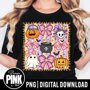Könnte beinhalten: Schwarzes T-Shirt mit einem Halloween-Design. Das Design umfasst einen Kürbis-Korb, rosa Schleifen, einen Hexenhut, einen Totenkopf, einen Kessel, einen Geist und Kürbisse. Der Text "Design Pink Art PNG | DIGITAL DOWNLOAD" ist ebenfalls vorhanden.