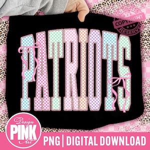 Könnte beinhalten: Schwarzes Grafik-T-Shirt mit dem Wort "PATRIOTS" in Pastellfarben und einem karierten Muster. Rosa Schleifen akzentuieren die Buchstaben. Das Design enthält den Text "Design PINK Art" und "PNG | DIGITAL DOWNLOAD".