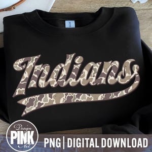 Può includere: Felpa nera con la scritta "Indians" in un motivo mimetico sul petto. Il testo è in un font retrò con un contorno marrone. La felpa ha un girocollo e maniche lunghe. La parte inferiore dell'immagine contiene il testo "PNG | DIGITAL DOWNLOAD".
