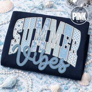 Atmosfera estiva PNG, design di lettere patchwork costiero, estetica da spiaggia blu, testo con contorno di perle, design di maglietta estiva preppy, tema oceano