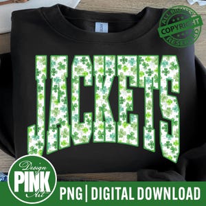 Könnte beinhalten: Schwarzes Sweatshirt mit dem Wort "JACKETS" in großen, grünen Blockbuchstaben, gefüllt mit einem Kleeblattmuster. Das Design enthält einen Copyright-Stempel und den Text "PNG | DIGITALER DOWNLOAD".