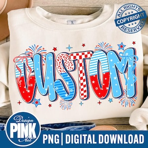Pode incluir: Camisola creme com a palavra "CUSTOM" num design patriótico. As letras são azuis, vermelhas e brancas com estrelas e fogos de artifício. O design inclui um laço e o texto "PNG | DIGITAL DOWNLOAD".