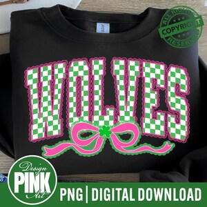 Peut inclure: Sweat-shirt noir avec le mot "WOLVES" en lettres à carreaux verts et blancs soulignées de rose. Un nœud rose avec un trèfle vert est en dessous. Le design comprend le texte "Design Pink Art" et "PNG | DIGITAL DOWNLOAD".