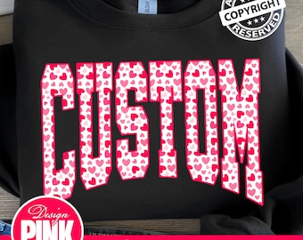 Könnte beinhalten: Schwarzes Sweatshirt mit dem Wort "CUSTOM" in großen Blockbuchstaben, gefüllt mit einem Muster aus rosa und roten Herzen. Das Design enthält einen Copyright-Stempel und den Text "PNG | DIGITALER DOWNLOAD".