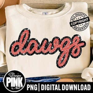 Peut inclure: Sweat-shirt crème avec le mot "dawgs" en lettres rouges pailletées, souligné de noir et d'argent. Le sweat-shirt a un col rond et des manches longues. L'image comprend également un logo "Design Pink Art" et le texte "PNG | DIGITAL DOWNLOAD".