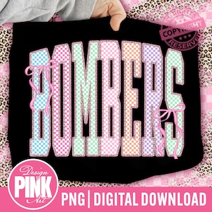 Könnte beinhalten: Schwarzes Grafikdesign mit dem Wort "BOMBERS" in einem karierten Muster aus Rosa, Blau, Grün und Orange. Rosa Schleifen verzieren die Buchstaben. Das Design enthält "Design PINK Art" und "PNG | DIGITAL DOWNLOAD".
