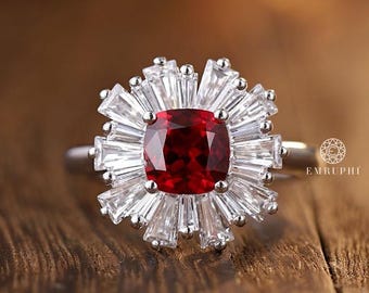 Anel com Rubi e Diamantes em Formato de Raio de Sol, Anel Marcante com Rubi Lapidado em Almofada, Anel de Noivado com Halo em Baguete, Joia Fina para Presentear Mulheres