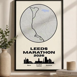 Puede incluir: Póster enmarcado con un mapa de Leeds, Inglaterra, en un diseño circular. El texto "LEEDS MARATHON 2026" está debajo del mapa, con una silueta del horizonte de la ciudad. El póster incluye detalles del maratón, como la distancia de 42,195 km. La fecha es 10/05/26.