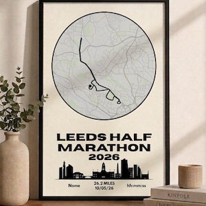 Pode incluir: Impressão emoldurada com um mapa circular e o texto "LEEDS HALF MARATHON 2026". Apresenta uma silhueta do horizonte da cidade e detalhes como "26.2 MILES" e "10/05/26".