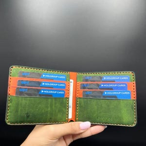 Portafoglio minimalista in pelle da uomo – bifold verde e arancione – portafoglio sottile fatto a mano da Conturis