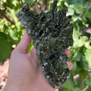 Quartz épidote de forêt féerique | Cristal d&#39;épidote vert enchanté | Spécimen de pierre féerique brute | Décoration d&#39;intérieur mystique unique