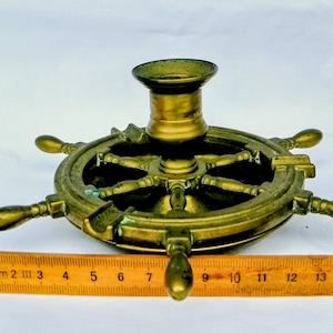 Cinzeiro vintage em latão com design de timão de navio – objeto decorativo náutico | Ideia de presente náutico para marinheiros e colecionadores