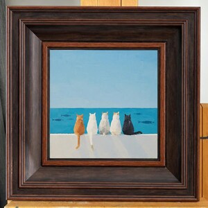 以下が含まれることがあります： 濃い茶色の木製フレームに入った正方形の絵画。青い海に向かって白い棚に座っている、オレンジ、白、黒の5匹の猫が描かれています。猫たちは青い空と海を背景に並んで座っています。