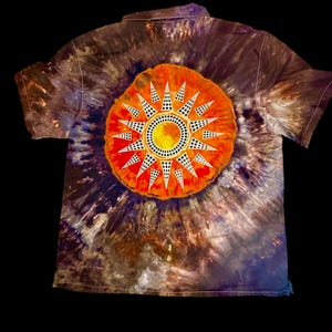 Camisa tie-dye Cosmic Sunburst única en su tipo, talla L, algodón ligero Old Navy, arte para vestir teñido a mano