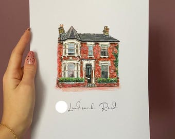 Könnte beinhalten: Ein Aquarell auf weißem Papier, das ein rotes Backsteinhaus mit dunklem Dach, Erkerfenstern und einem mittigen Eingang zeigt. Unter der Illustration steht der Text Landroch Road in schwarzer Schreibschrift neben einem weißen kreisförmigen Symbol.