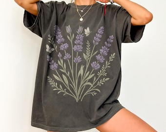 Camiseta vintage de lavanda estilo cottagecore, top veraniego extragrande con estampado floral, camiseta con flores moradas, regalo para amantes de las flores, camisa con flores vintage y colores cómodos.