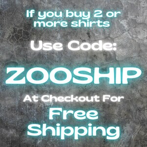 Puede incluir: Texto sobre un fondo gris texturizado: "Si compras 2 o m&aacute;s camisetas, usa el c&oacute;digo: ZOOSHIP al finalizar la compra para env&iacute;o gratis."