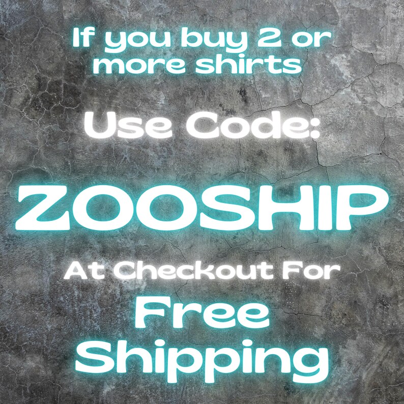 Puede incluir: Texto sobre un fondo gris texturizado: "Si compras 2 o m&aacute;s camisetas, usa el c&oacute;digo: ZOOSHIP al finalizar la compra para env&iacute;o gratis."