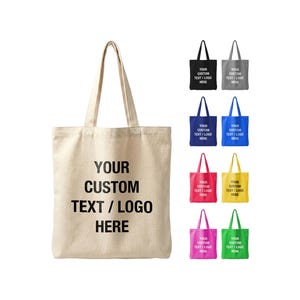 Op de afbeelding: Een beige draagtas met de tekst "YOUR CUSTOM TEXT / LOGO HERE" in het zwart. Extra draagtassen in zwart, grijs, blauw, roze, geel en groen worden weergegeven.