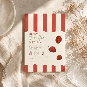 Puede incluir: Una tarjeta de invitación de cumpleaños rectangular con rayas verticales rojas y crema, decorada con tres ilustraciones de frambuesas rojas. El texto dice: Olivia's Berry Sweet Birthday, join us for lots of food, fun games, and more, 31 Jun, Sat, 10 AM, 123 Anywhere St., Any City, CA 12345, RSVP: 123-456-7890.
