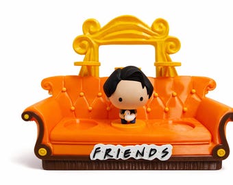 Friends Inspired Couch Display for McDonald’s Figures + Gift – 2026 Collectible Stand – TV Show Themed Mini Sofa – Happy Meal Toy Display