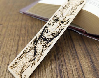 Wooden fantasy bookmark with engraved dragon – Design for readers, role play and DnD lovers – Gift idea for bookworms and fantasy fans