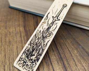 Segnalibro in legno Dark Souls ispirato all'iconico falò con la spada piantata – Idea regalo per gamer e lettori che amano la saga