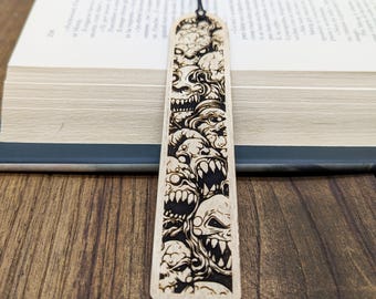 Segnalibro in legno raffigurante un orda di mostri Lovecraftiani – Regalo fantasy horror per lettori e giocatori di ruolo – Design grimdark