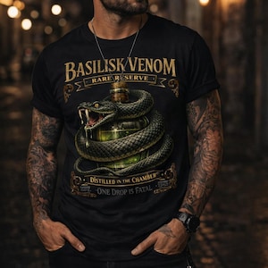 Puede incluir: Camiseta negra con un gráfico de una serpiente verde enrollada alrededor de una botella. El texto "BASILISK VENOM RARE RESERVE" está encima de la serpiente, y "DISTILLED IN THE CHAMBER. ONE DROP IS FATAL" está debajo.