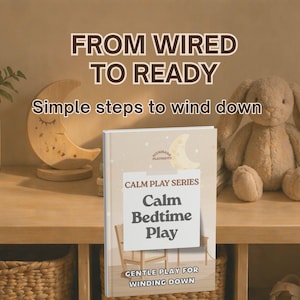Può includere: Una mensola dai toni neutri mostra un coniglio di peluche, una luna crescente di legno e una pianta in vaso. Il libro "Calm Bedtime Play" è al centro, con il testo "From Wired to Ready" e "Simple steps to wind down."