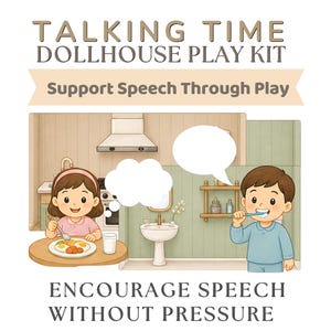 Könnte beinhalten: Illustration eines Puppenhaus-Spielsets mit dem Text "Talking Time Dollhouse Play Kit". Das Bild zeigt zwei Kinder in einer Küche, eines isst und das andere putzt sich die Zähne. Der Text "Support Speech Through Play" und "Encourage Speech Without Pressure" sind ebenfalls enthalten.